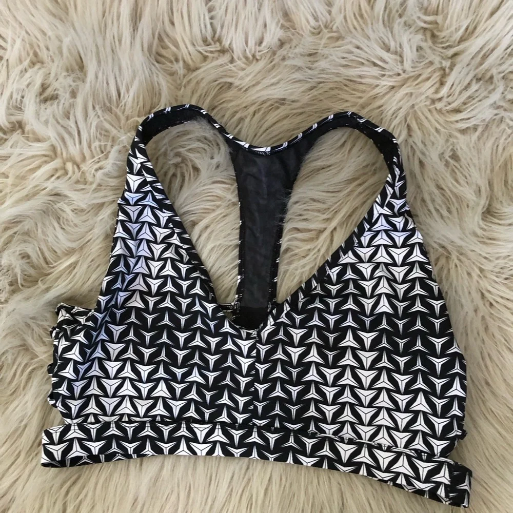 VICTORIA SPORT geometric triangular print and a distinctive strappy racerback| M